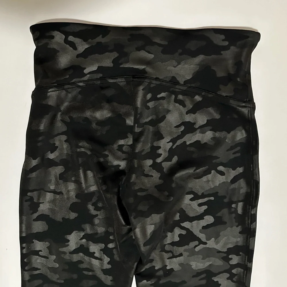 SPANX Faux Leather Matte Black Camo High Waisted Leggings Tummy + Booty Shaping - Picture 13 of 15
